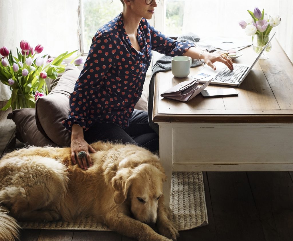 vrouw schrijft hondenblog